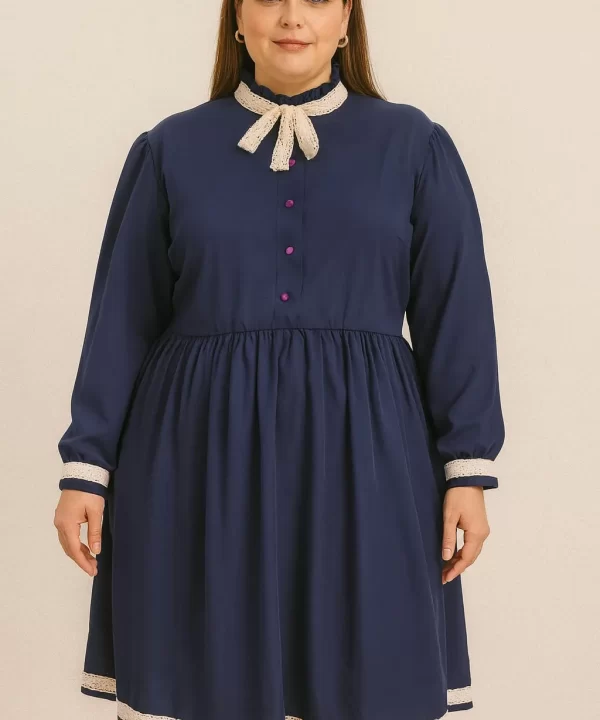 VESTIDO AZUL MARINHO MANGA LONGA ELÁSTICO NA CINTURA RENDA BRANCA NO PUNHO E GOLA