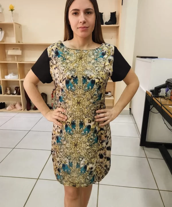 VESTIDO MANGA CURTA COSTAS PRETA FRENTE DE CETIM COM ESTAMPA ANIMAL PRINT E LUSTRES DOURADOS