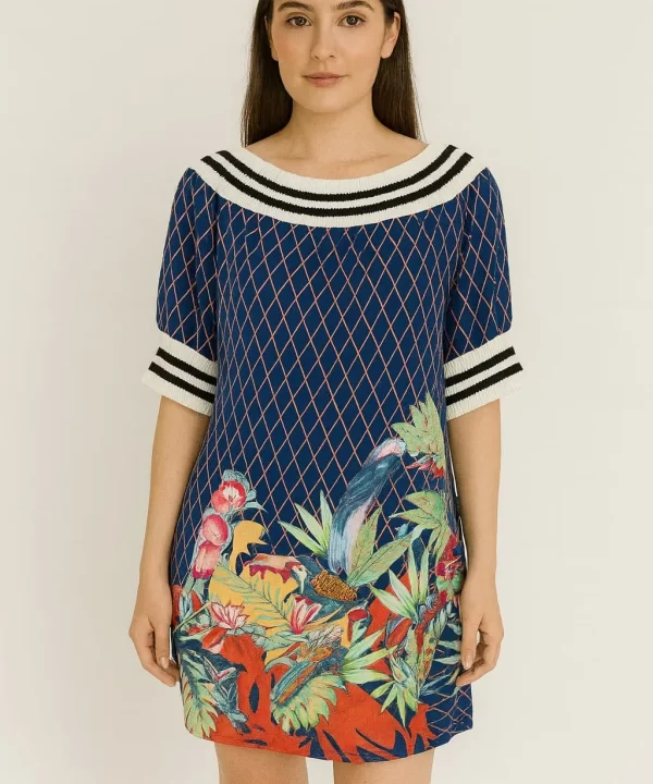 VESTIDO CIGANINHA MANGA CURTA FUNDO AZUL MARINHO ESTAMPA DE ANIMAIS TROPICAL NA BARRA COM FOLHAS