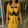VESTIDO DE LINHÃO MOSTARDA COM RENDA PRETA E CINTURA PEPLUM- SCLUB