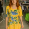 VESTIDO MANGA CURTA SAIA RODADA AMARELO COM ESTAMPA DE FOLHAS VERDE E FLORES AZUIS ZIPER NAS COSTAS- LANÇA PERFUME